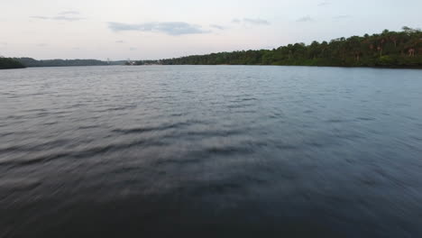 Nahflug-über-Den-Fluss-Oiapoque,-Grenze-Zwischen-Brasilien-Und-Guayana